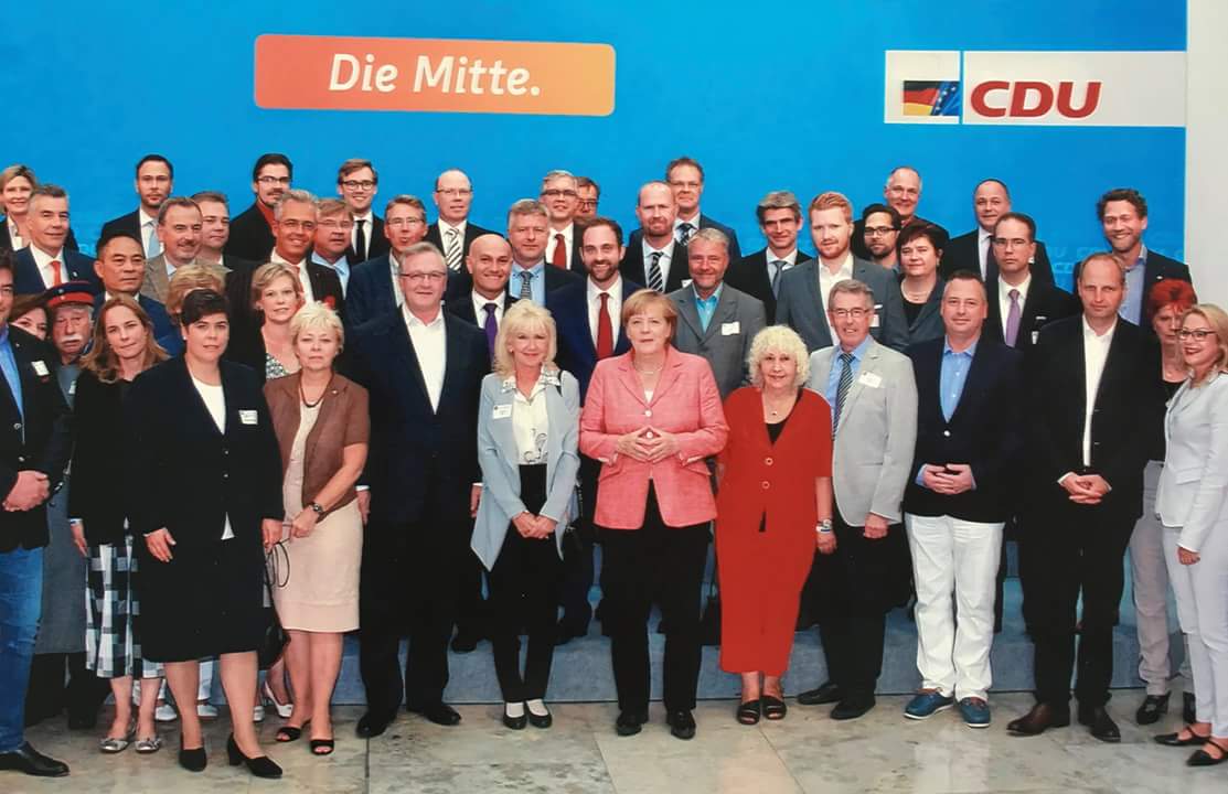 Kanzlerin Angela Merkel mit CDU-Politikern und Wirtschaftsvertretern aus Tempelhof-Schöneberg. Rechts neben Merkel: Elke und Siegbert Franke von 'Glück & Franke'.